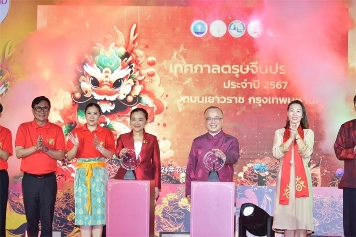 泰國旅游與體育部長素妲婉、中國駐泰國使館公使吳志武代表中泰雙方同時觸按水晶球點亮龍頭彩燈。中國駐泰國使館供圖