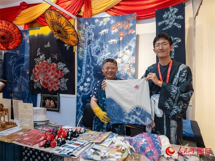 活動(dòng)現(xiàn)場(chǎng)的扎染展示。人民網(wǎng)記者 謝佳君攝