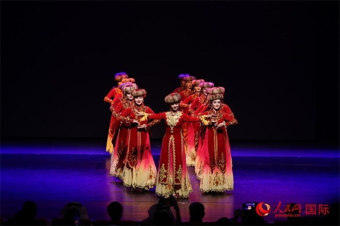 2日在阿聯(lián)酋迪拜舉行的大型音舞詩畫《新疆是個好地方》文藝演出。人民網(wǎng)記者任皓宇攝