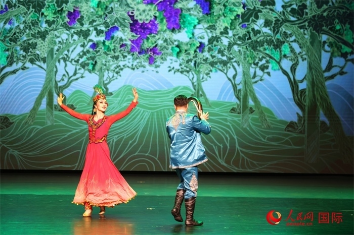 2日在阿聯(lián)酋迪拜舉行的大型音舞詩畫《新疆是個好地方》文藝演出。人民網(wǎng)記者 任皓宇攝