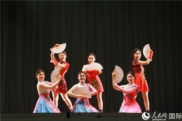 燈光秀匯演現(xiàn)場節(jié)目精彩紛呈。人民網(wǎng)記者 陳海琪攝