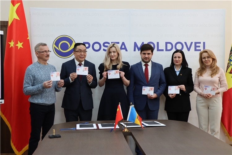 摩爾多瓦首發(fā)龍年生肖郵票。中國駐摩爾多瓦大使館供圖