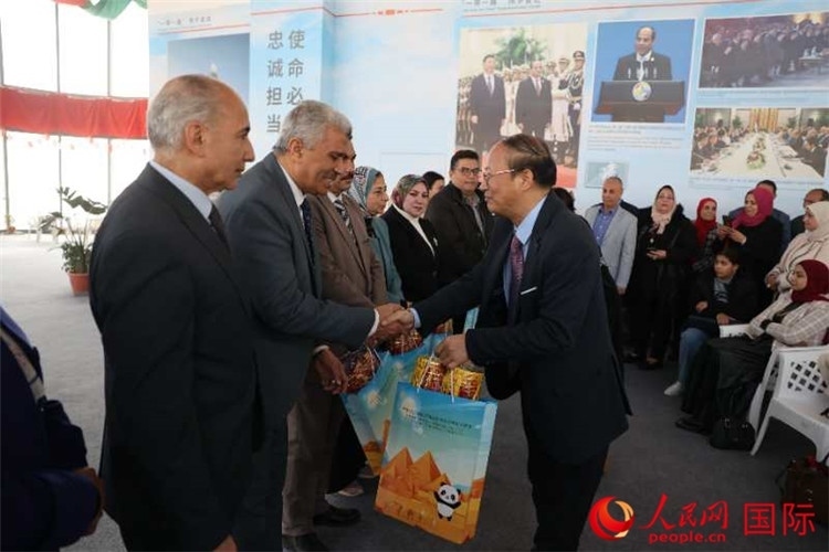 中國(guó)駐埃及使館教科處盧春生公參為埃及師生發(fā)放新年禮包。人民網(wǎng)記者 黃培昭攝