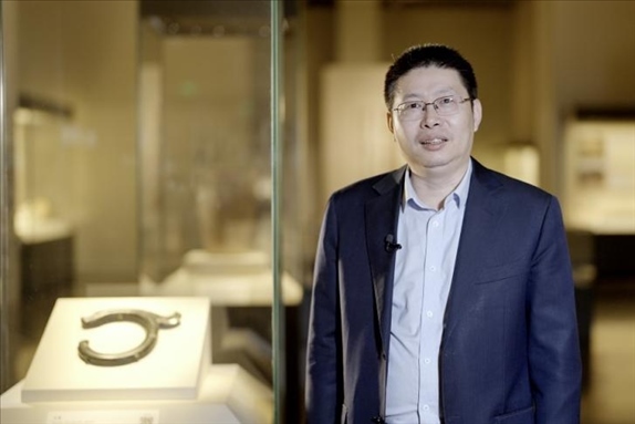 中國國家博物館副館長張偉明介紹館藏C形玉龍。