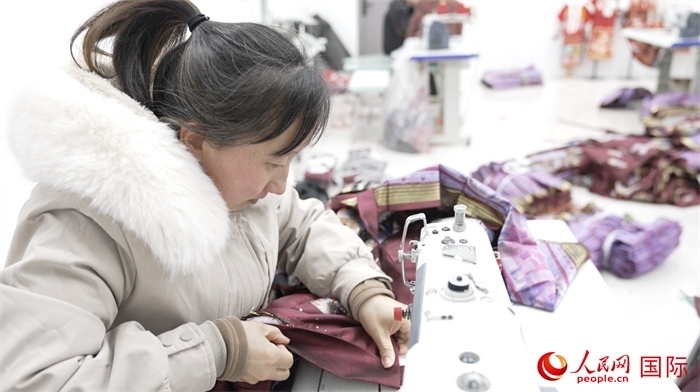 1月24日，在山東省菏澤市曹縣大集鎮(zhèn)云牧服飾有限公司，高燕正在縫制馬面裙。 人民網(wǎng)記者 袁蒙攝
