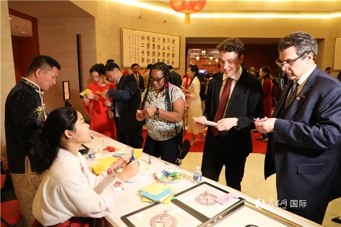 圖為美國民眾體驗(yàn)中國春節(jié)民俗。人民網(wǎng)記者 李志偉攝