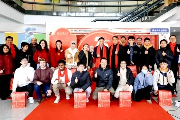 天津大學同學們收到新春大禮包。校方供圖