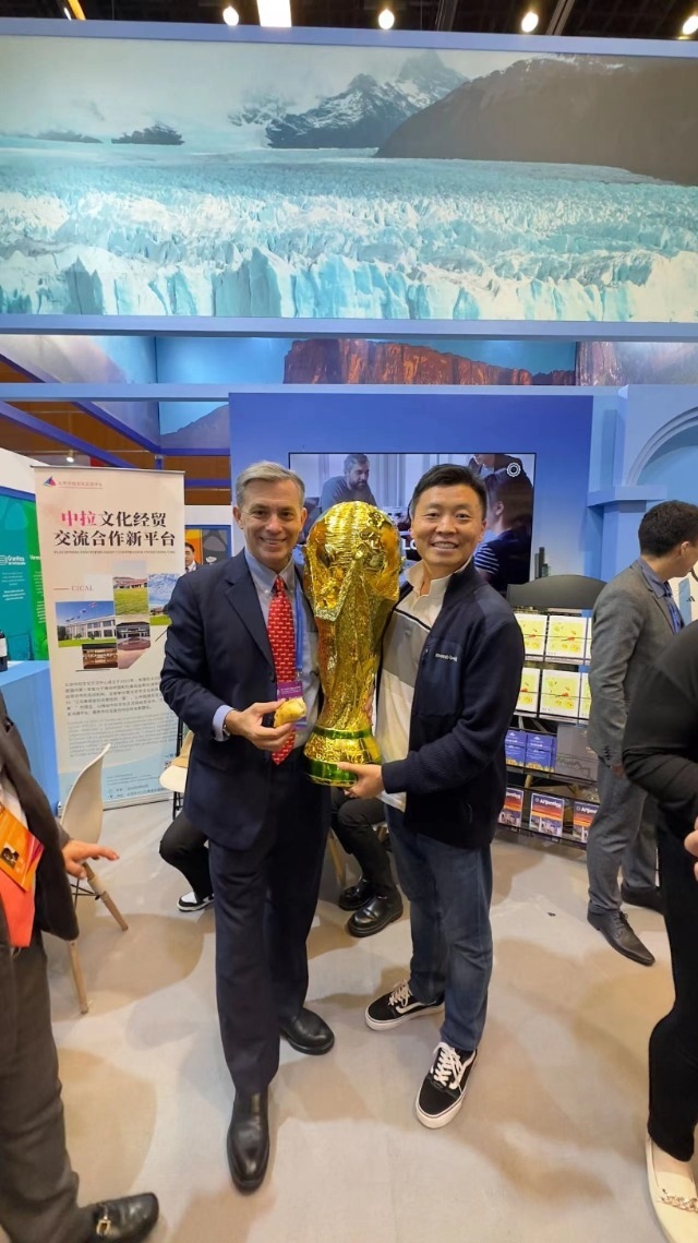 2022年，馬克西米與同事在上海。圖片由受訪者提供