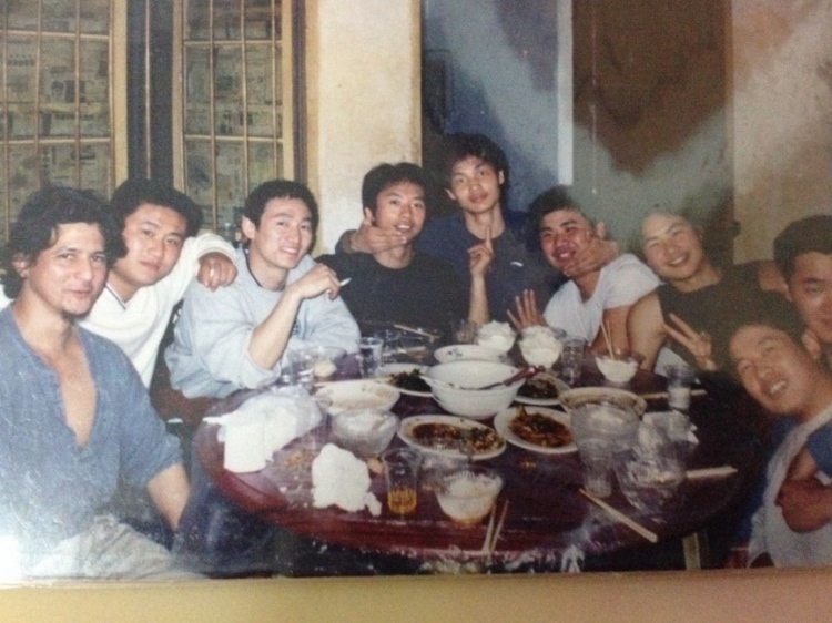 2007 年，卡洛斯·卡斯蒂略（左一）和他的中國朋友在武漢慶祝春節(jié)。圖片由受訪者提供