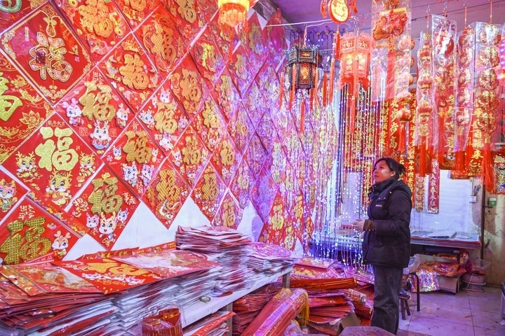 1月21日，在山西省晉中市平遙縣一家市場，市民在選購年貨。新華社發(fā)（梁生仁攝）