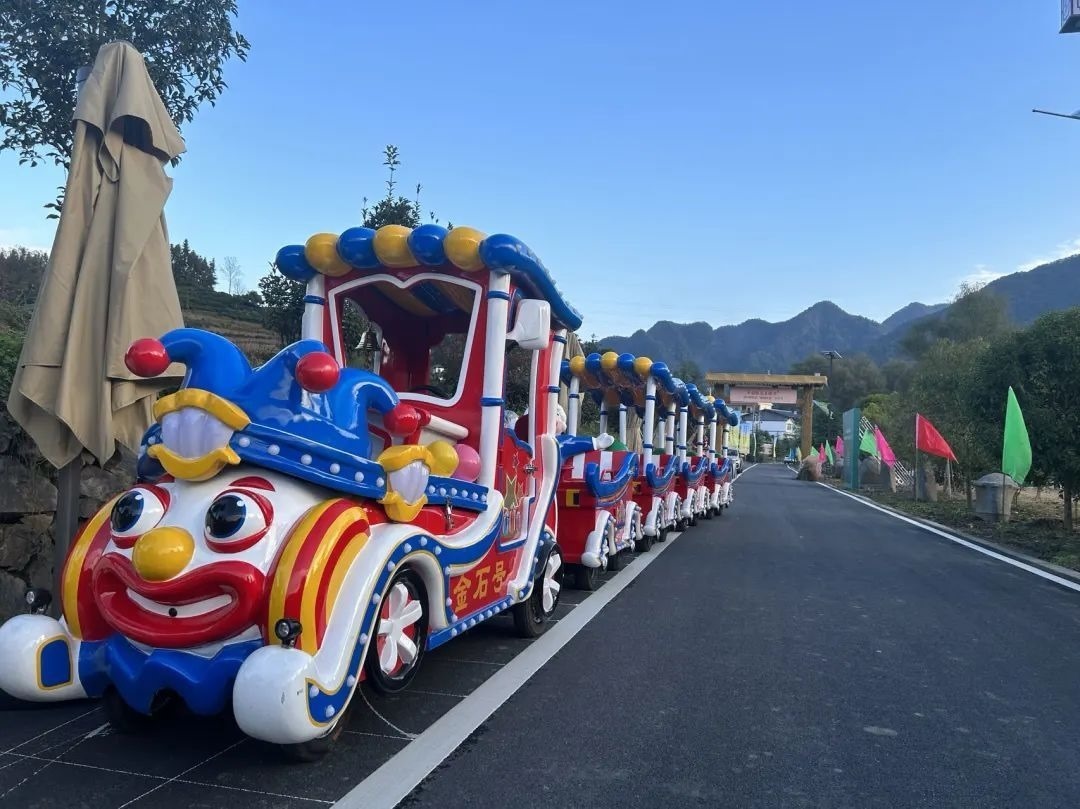 2023年10月，金石村集體出資購買了兩輛無軌觀光小火車。紫陽縣融媒體中心供圖