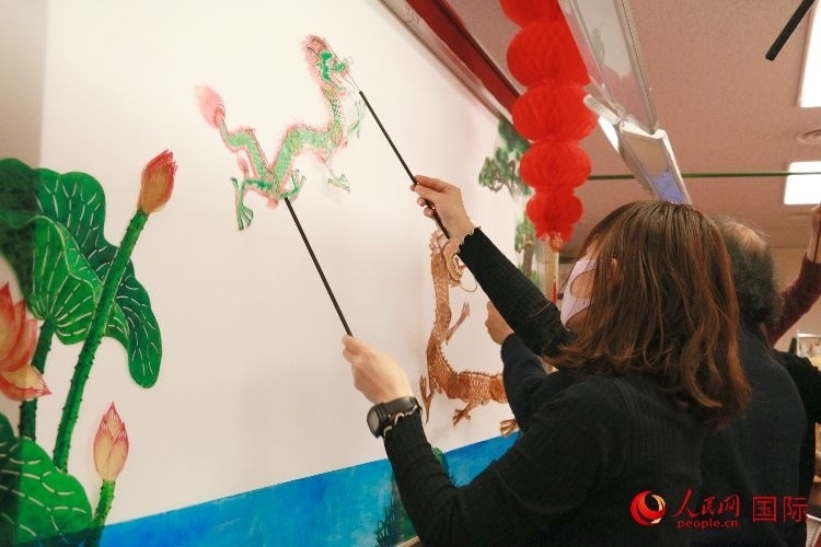 皮影戲表演。人民網(wǎng) 許可攝