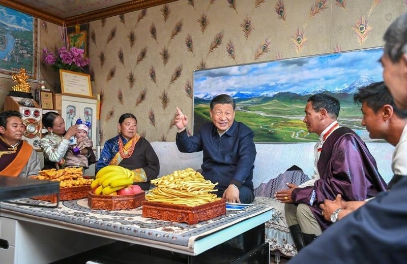 △2021年6月8日，習(xí)近平總書記在青海海北藏族自治州剛察縣果洛藏貢麻村，同藏族牧民索南才讓一家人圍坐在客廳聊家常。