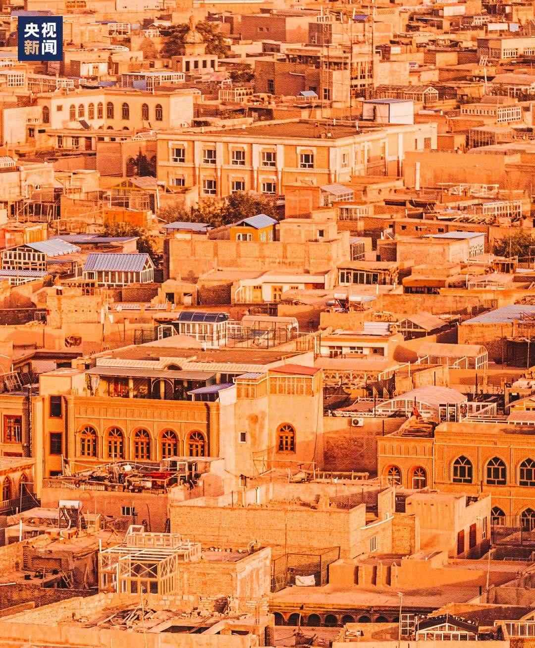 △喀什古城在天山和昆侖山的守護(hù)下，留住了千年前的樣子。