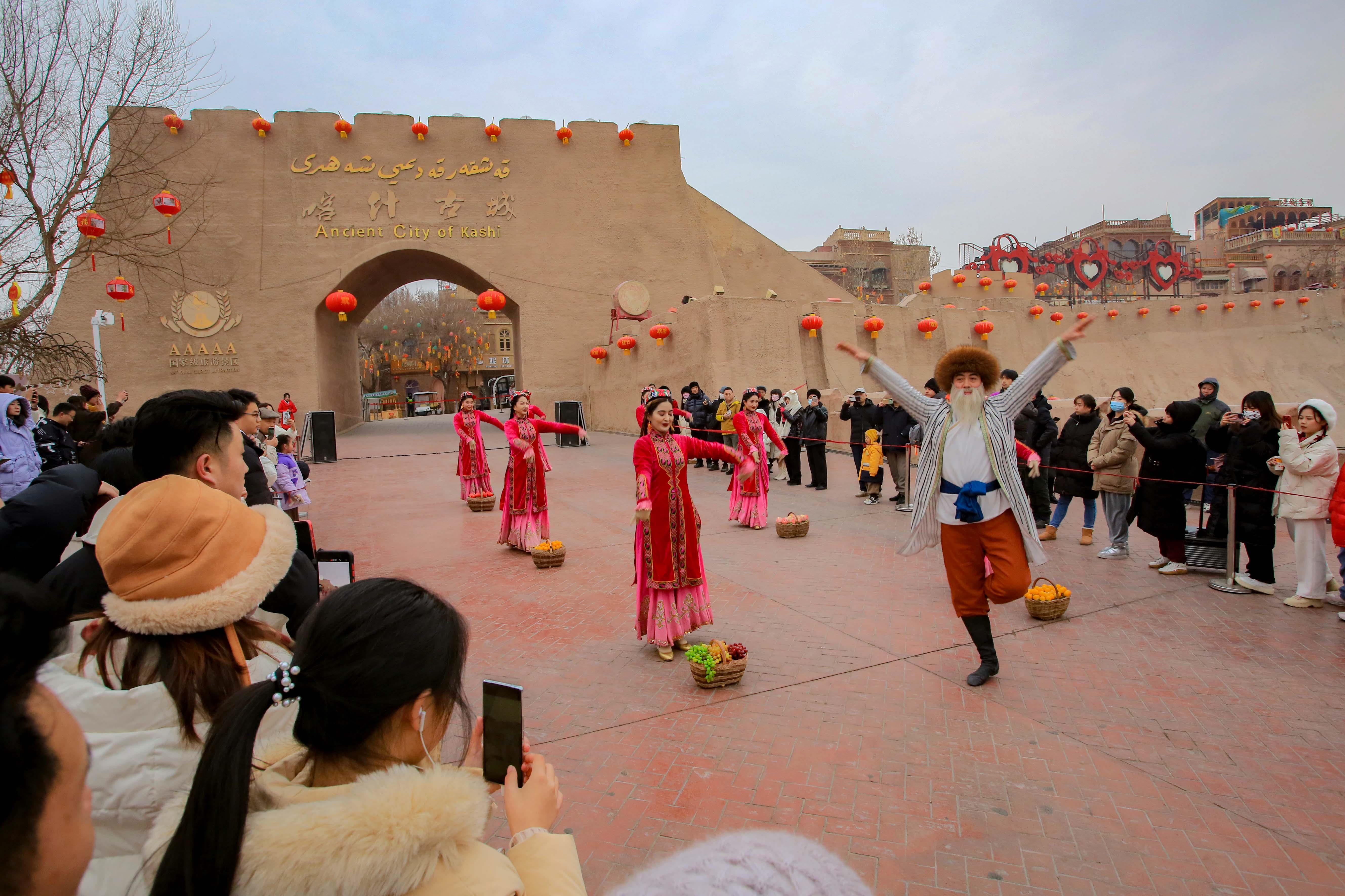 △2024年2月4日，演員在新疆喀什古城入城儀式上表演舞蹈。