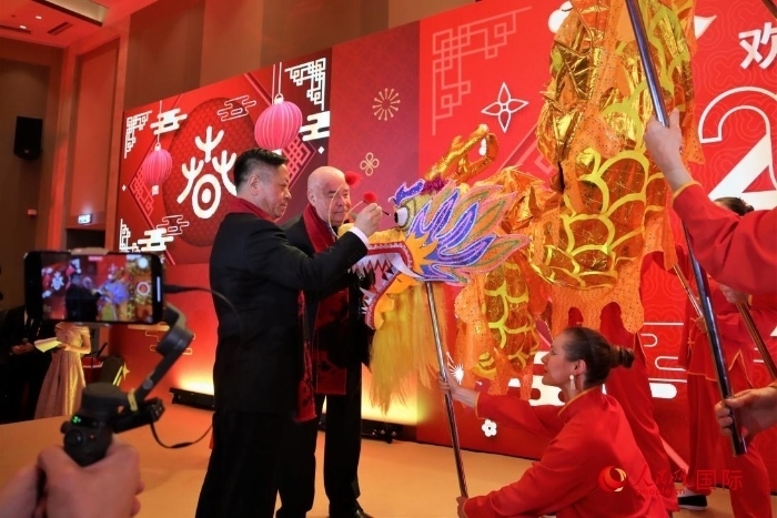 張漢暉（左）、施威特科（右）共同為彩龍點(diǎn)睛。于子恒攝