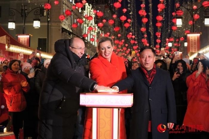 張漢暉、扎哈羅娃、科茲洛夫（從右至左）共同按下活動(dòng)啟動(dòng)按鈕。于子恒攝