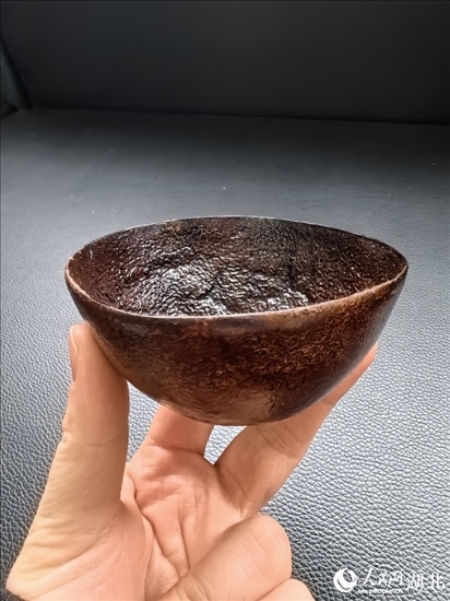 用橘子皮制成的碗。人民網(wǎng)記者 周雯攝