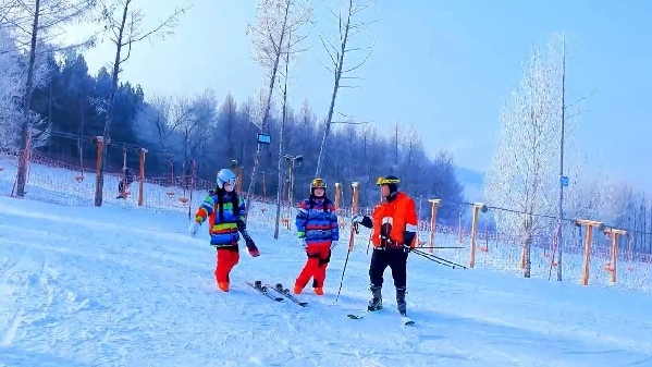 新春走基層｜滑雪場上過春節(jié)！冰城“冷資源”變成“熱經(jīng)濟”