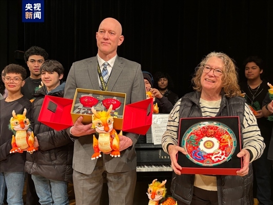 林肯中學校長和老師獲贈“春碗”和“五龍戲珠盤”