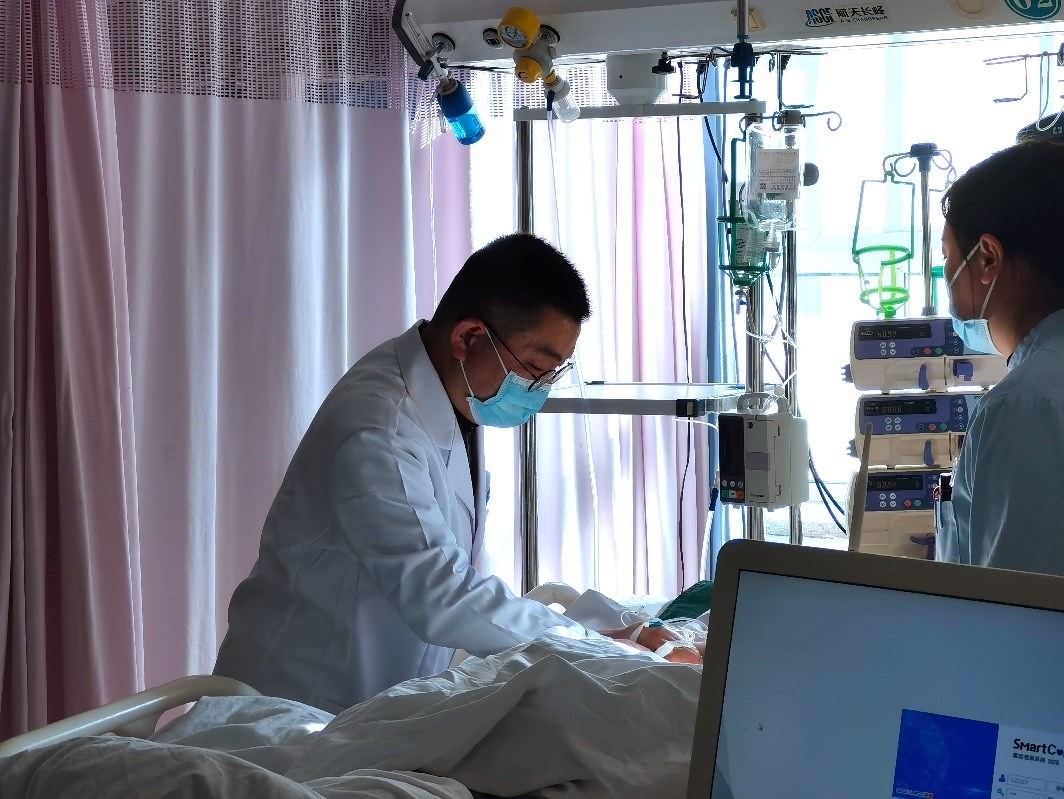 徐晉偉正在觀察患者體征。人民網(wǎng)記者 栗翹楚攝