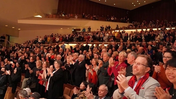 中德觀眾觀看中央民族樂(lè)團(tuán)“”天地永樂(lè)·中國(guó)節(jié)“”音樂(lè)會(huì)。中國(guó)駐德國(guó)大使館供圖