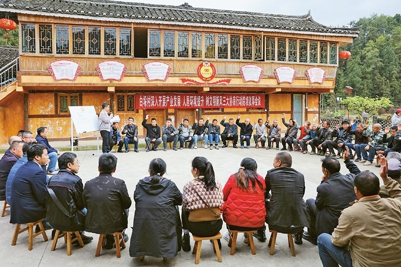 圖為2023年4月6日，貴州省黔東南苗族侗族自治州施秉縣白垛鄉(xiāng)白垛村村民在討論產(chǎn)業(yè)發(fā)展、人居環(huán)境提升、鄉(xiāng)村文明建設相關事宜。 人民圖片 磨桂賓/攝