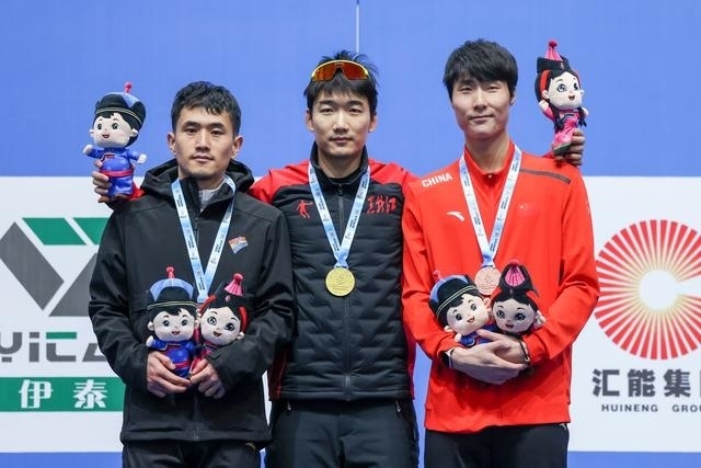 1月12日，“十四冬”速度滑冰（公開(kāi)組）男子500米比賽，冠軍黑龍江隊(duì)選手高亭宇（中）、亞軍遼寧隊(duì)選手楊濤（左）、季軍河北隊(duì)選手李添龍?jiān)陬C獎(jiǎng)儀式上合影。新華社記者 王楷焱 攝