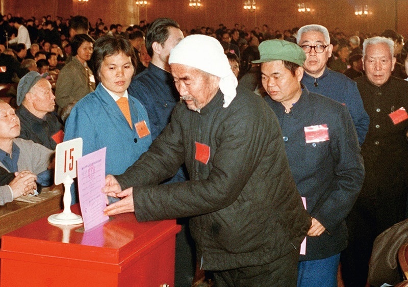 我國現(xiàn)行憲法于1982年12月4日由第五屆全國人大第五次會議通過并公布施行。根據(jù)改革開放和社會主義現(xiàn)代化建設的實踐和發(fā)展，全國人大于1988年、1993年、1999年、2004年、2018年先后5次作出必要的、也是十分重要的修正。圖為出席第五屆全國人民代表大會第五次會議的代表投票表決《中華人民共和國憲法》（資料照片）。 新華社發(fā)