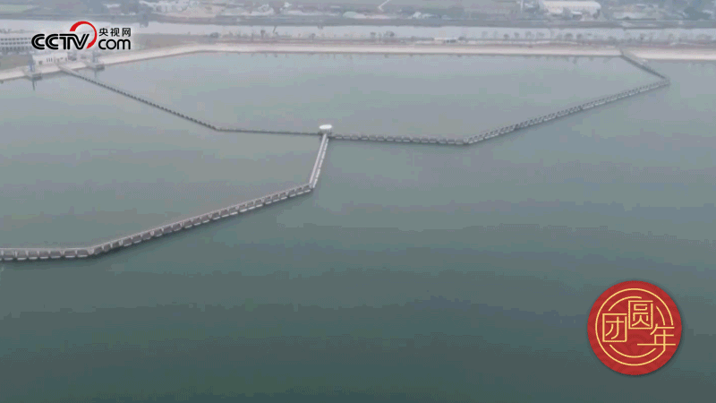 △西江潛地行，潤(rùn)澤大灣區(qū)。珠江三角洲水資源配置工程西起廣東佛山順德西江干流鯉魚(yú)洲，穿越獅子洋，東至深圳公明水庫(kù)，是世界上流量最大的長(zhǎng)距離有壓調(diào)水工程。