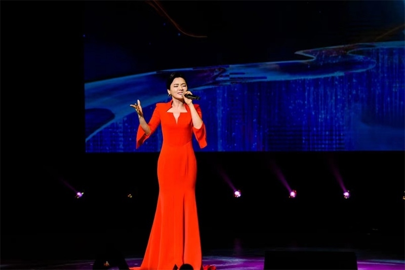 女高音歌唱家陳思思演唱《但愿人長(zhǎng)久》。趙 靖攝