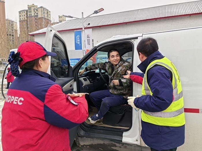 加能站員工為雪天到站充電的司機送來泡面并邀請他到站里休息。受訪者供圖