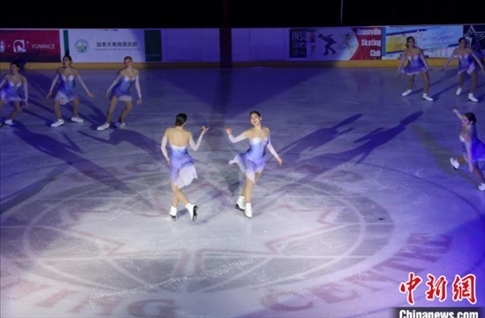 當?shù)貢r間2月17日晚，青少年冰上春晚在加拿大多倫多舉行。圖為曾獲加拿大全國冠軍的一支青少年花滑隊進行集體自由滑表演。 中新社記者 余瑞冬 攝
