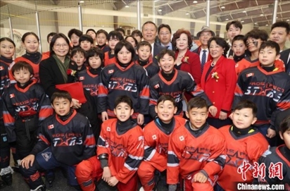 當?shù)貢r間2月17日晚，青少年冰上春晚在加拿大多倫多舉行。圖為中國駐多倫多總領事羅偉東和主辦方代表、與會嘉賓與“未來之星”冰球隊華裔少年冰球手們合影。 中新社記者 余瑞冬 攝