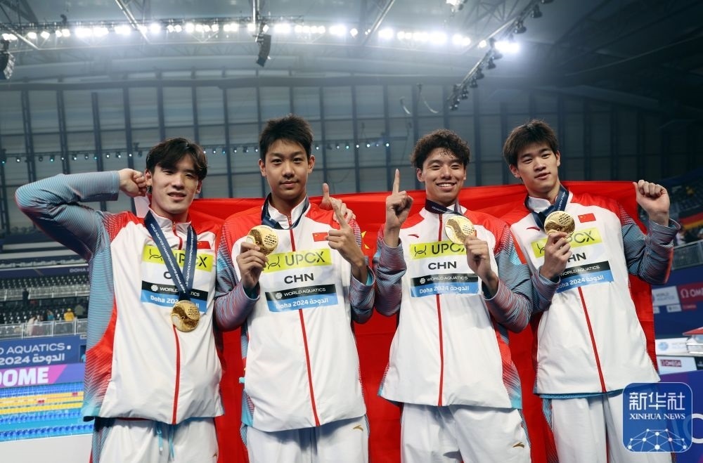 2月11日，2024年多哈游泳世錦賽男子4×100米自由泳接力決賽，中國隊選手王浩宇、張展碩、季新杰和潘展樂（從左到右）在頒獎儀式后合影慶祝。新華社記者 雒圓 攝