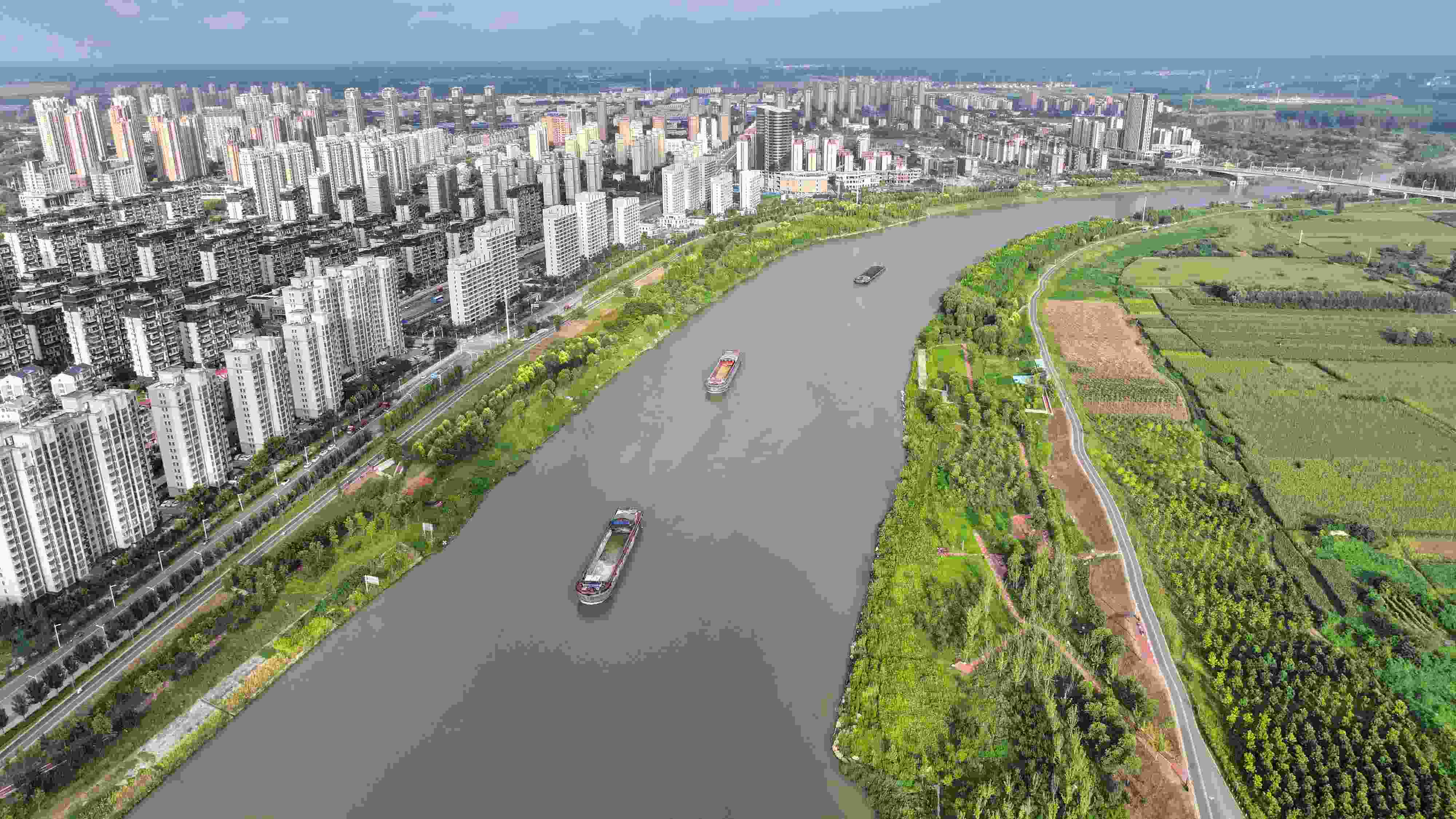 △ 2023年8月21日，安徽阜陽(yáng)，初秋時(shí)節(jié)，界首城市建設(shè)與沙潁河水系、橋梁和綠植相映襯，構(gòu)成一幅生態(tài)宜居的美麗畫(huà)卷。