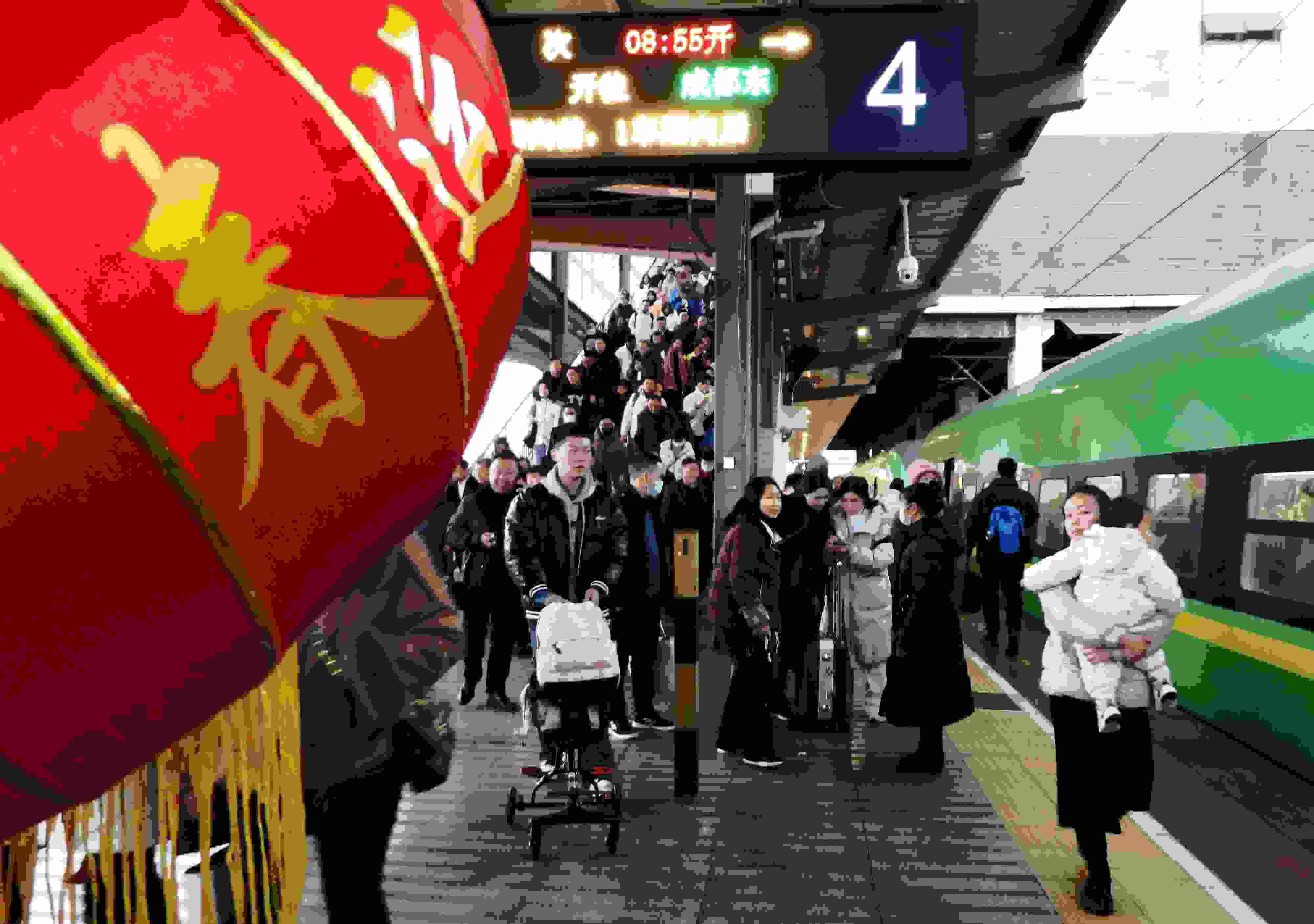 △ 2024年1月26日，四川省達州市車站，準備乘坐“復興號”動車組列車出行的旅客。