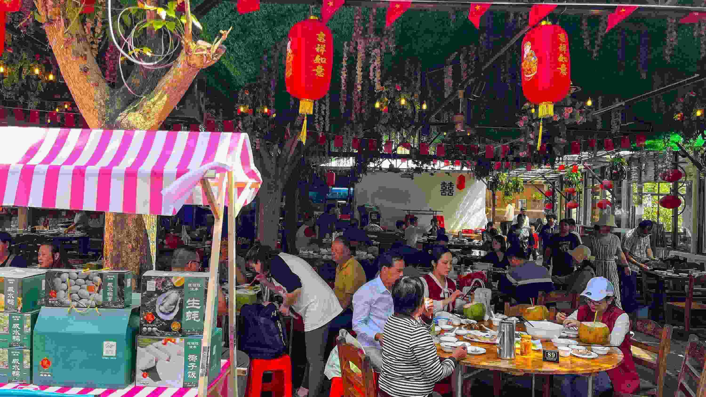 △ 2024年2月17日，春節(jié)假期最后一天，海口鄉(xiāng)村旅游持續(xù)火爆，眾多游客前往漁家樂品嘗特色海鮮和鄉(xiāng)村美食。