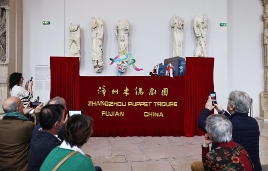 2月10日，在位于法國巴黎埃菲爾鐵塔附近的“建筑與遺產(chǎn)之城”博物館，觀眾欣賞漳州布袋木偶戲。新華社記者高靜攝