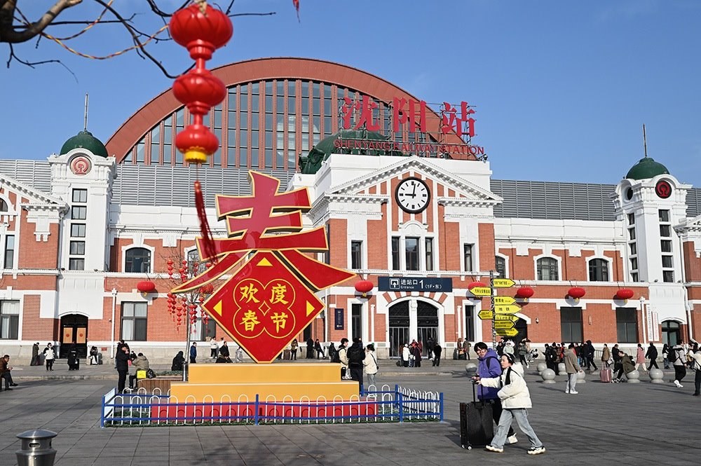 △ 2024年2月17日，沈陽站，人們拉著大大小小的行李箱，踏上了龍年新征程。
