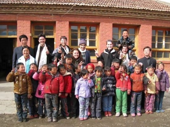 2008年，歐君廷帶領(lǐng)美國(guó)大學(xué)生到甘肅一所村辦小學(xué)訪問教課