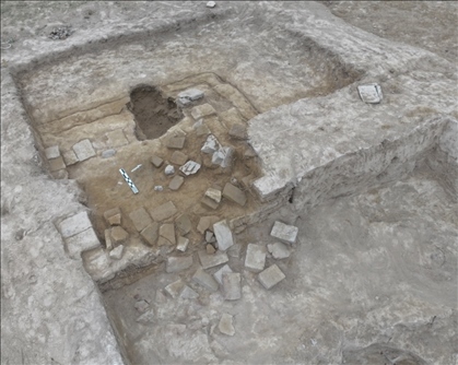 這是都蘭熱水墓群北一區(qū)M37號（“羊圈墓”）祭臺的砌磚。