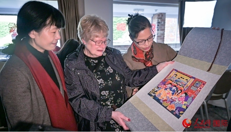 贈(zèng)送舟山漁民畫(huà)。人民網(wǎng) 郭錦標(biāo)攝