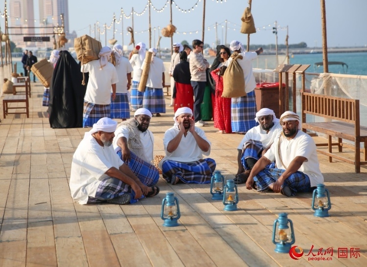 演藝人員展示售賣產(chǎn)品的場景。人民網(wǎng) 塔里克·易卜拉欣攝