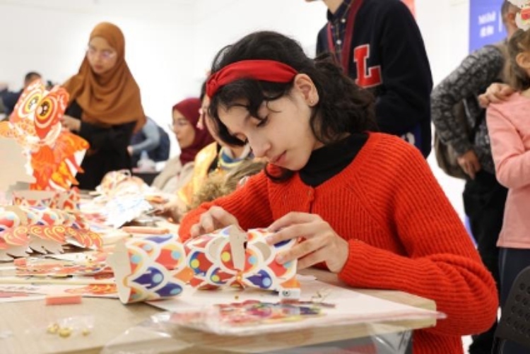 參與者在制作元宵彩燈。拉巴特中國(guó)文化中心供圖