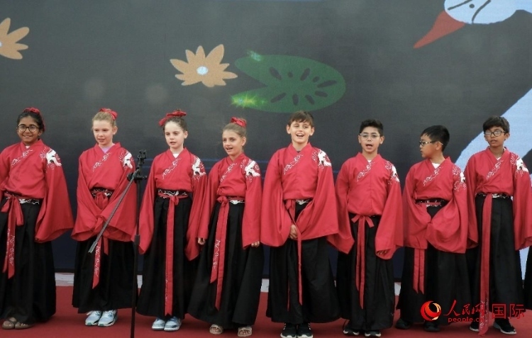 來自世界各地的小朋友一同誦讀中國(guó)古詩(shī)。人民網(wǎng) 滕婧含攝