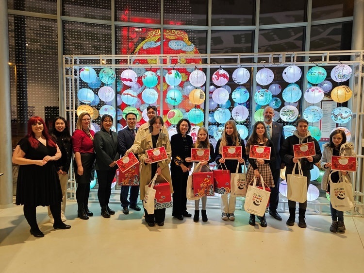 獲獎(jiǎng)學(xué)生合影。翟朝暉攝