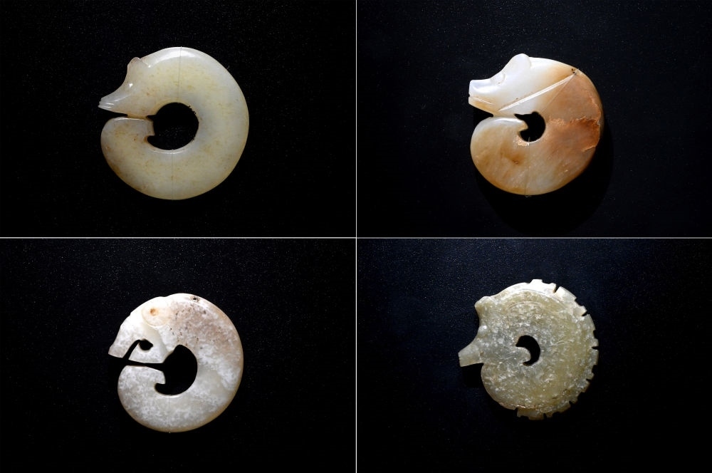 這是在殷墟博物館新館內(nèi)展出的龍形玉玦（拼版照片，1月9日攝）