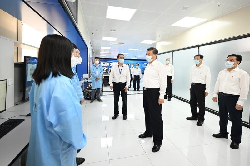 2023年7月6日，習(xí)近平總書記在江蘇南京市考察紫金山實(shí)驗(yàn)室時，同科研人員親切交流。