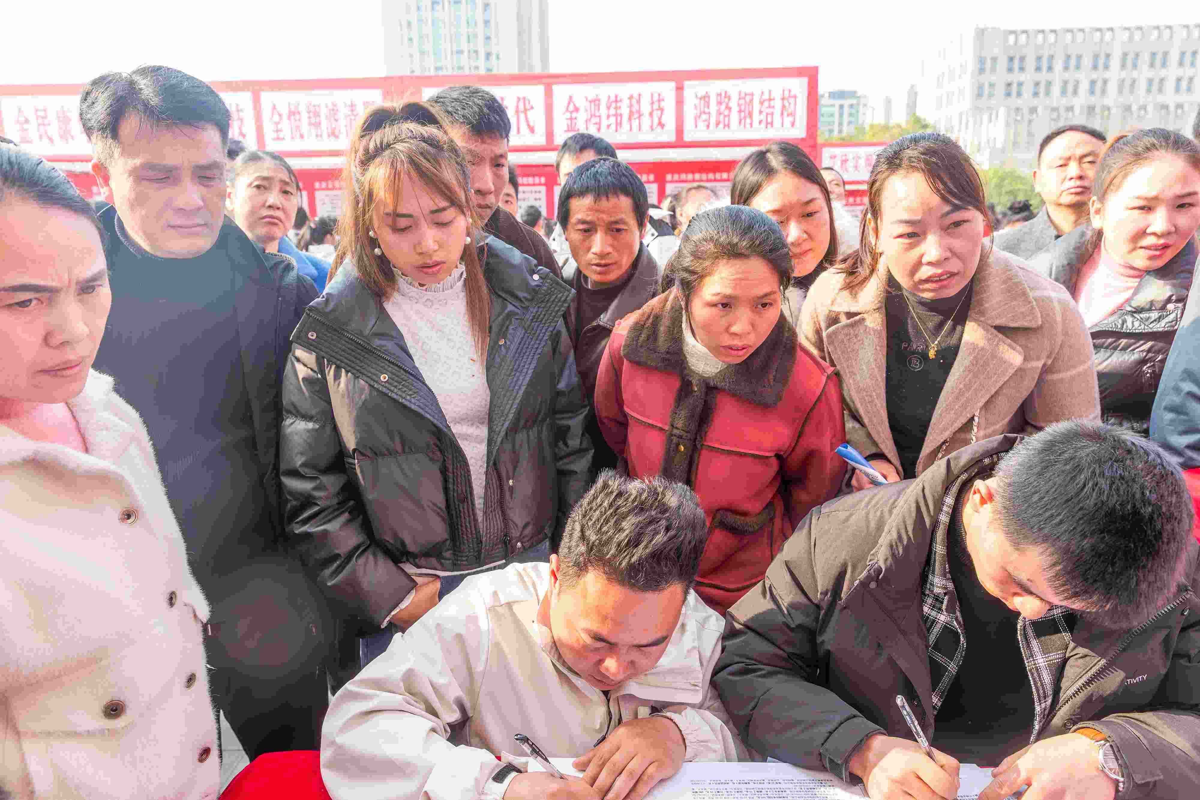 △ 2024年2月19日，重慶市南川區(qū)舉辦2024“春風(fēng)行動”招聘會，為企業(yè)和求職者牽線搭橋，助力務(wù)工人員返崗就業(yè)、企業(yè)復(fù)產(chǎn)復(fù)工。